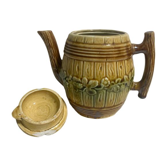 Vtg Majolica Teapot Wooden Barrell Cask Vines 5.25" Tall chipped lid - Picture 8 of 11